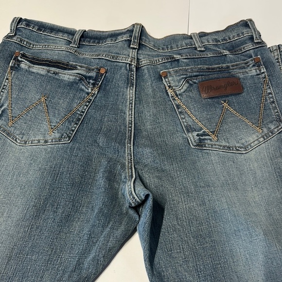 Wrangler Blue Relaxed Fit Jeans with Distressed Style - Picture 11 of 11